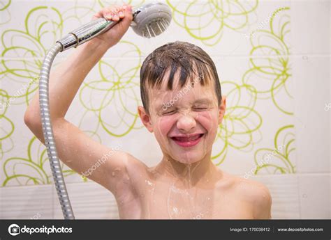 niño bañandose